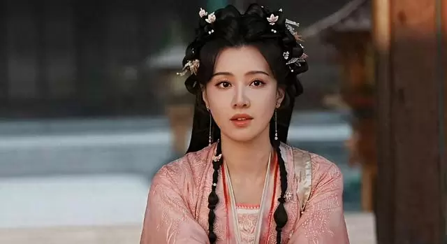 王鹤润《佳偶天成》妆造争议引观众聚焦角色适配问题 - 现场图