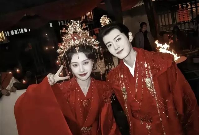 《佳偶天成》开播即登收视榜首，任嘉伦王鹤润演绎痛感共生仙侠 - 相关图片