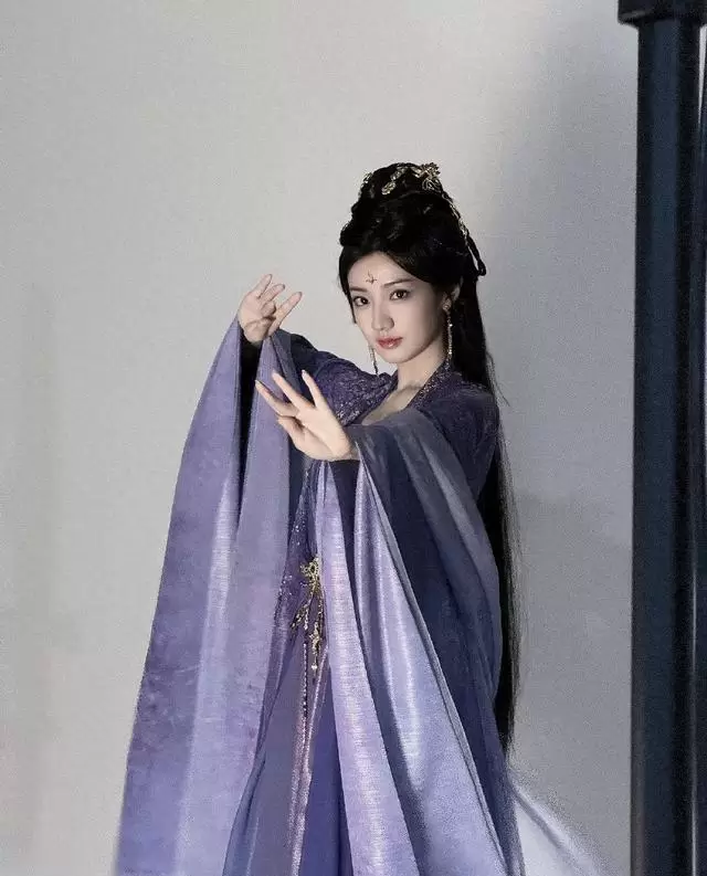 《佳偶天成》开播即登收视榜首，任嘉伦王鹤润演绎痛感共生仙侠 - 现场图