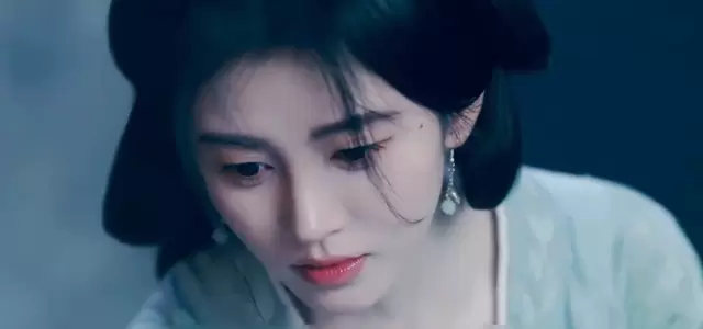 杨采薇验尸揭上官芷真死因，金针藏发丝成破案关键 - 细节速览